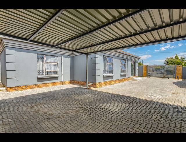 3 BEDROOM FREEHOLD FOR SALE IN COSMO CITY